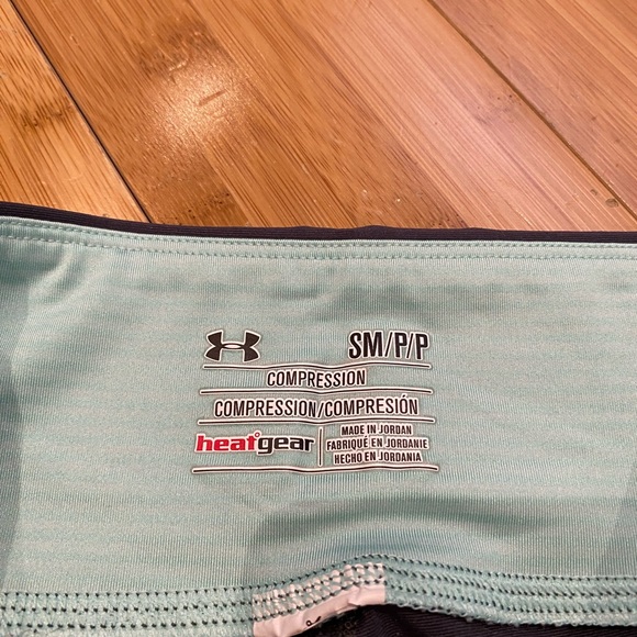 Under Armour Grey and Turquoise Cropped Compression Leggings (S) - Picture 4 of 4